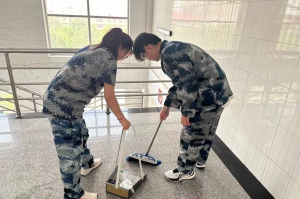 劳动教育|威廉体育williamhill|管理学院|我院开展“垃圾不落地，校园更美丽”校园清洁活动