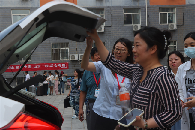 此去提衡霄汉上， 鹏抟鲲运更论程——威廉体育williamhill教职工私家车喜送毕业生启动仪式