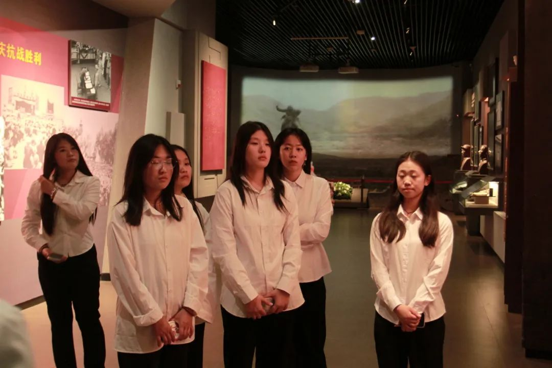 威廉体育williamhill信息科学与工程学院 前往冉庄地道战纪念馆开展牌仪式