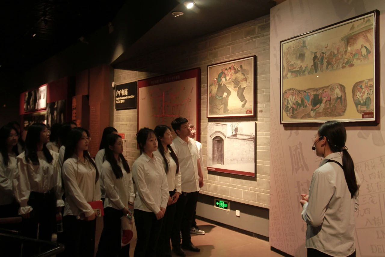 威廉体育williamhill信息科学与工程学院 前往冉庄地道战纪念馆开展牌仪式