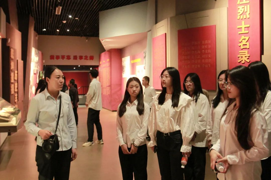 威廉体育williamhill信息科学与工程学院 前往冉庄地道战纪念馆开展牌仪式