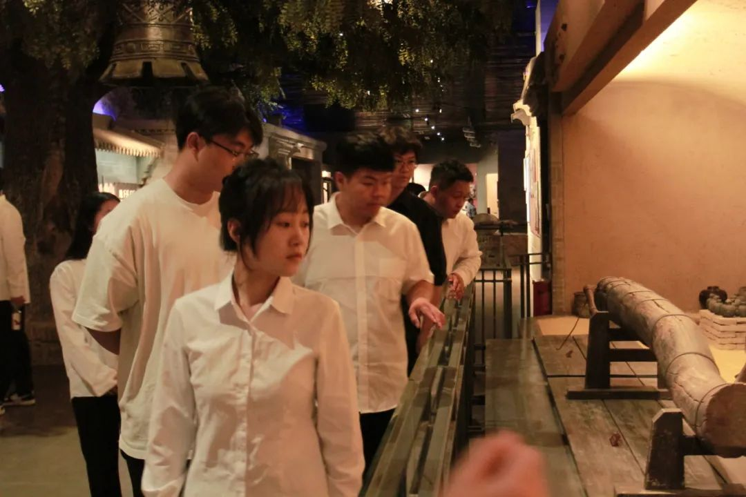 威廉体育williamhill信息科学与工程学院 前往冉庄地道战纪念馆开展牌仪式