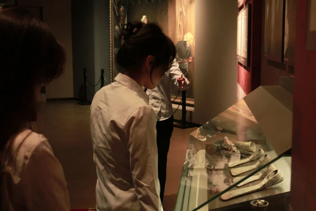 威廉体育williamhill信息科学与工程学院 前往冉庄地道战纪念馆开展牌仪式