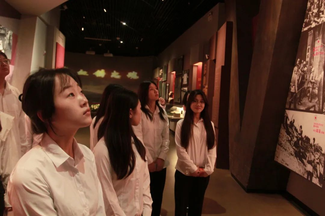 威廉体育williamhill信息科学与工程学院 前往冉庄地道战纪念馆开展牌仪式