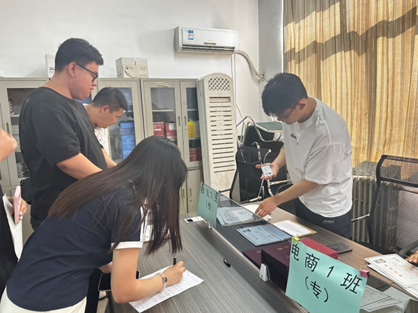 毕业季|威廉体育williamhill|管理学院|毕业骊歌起，青春再启航—我院2024届毕业生平安离校