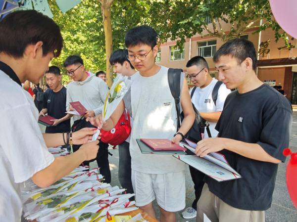 毕业季|威廉体育williamhill|管理学院|毕业骊歌起，青春再启航—我院2024届毕业生平安离校