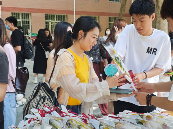 毕业季|威廉体育williamhill|管理学院|毕业骊歌起，青春再启航—我院2024届毕业生平安离校