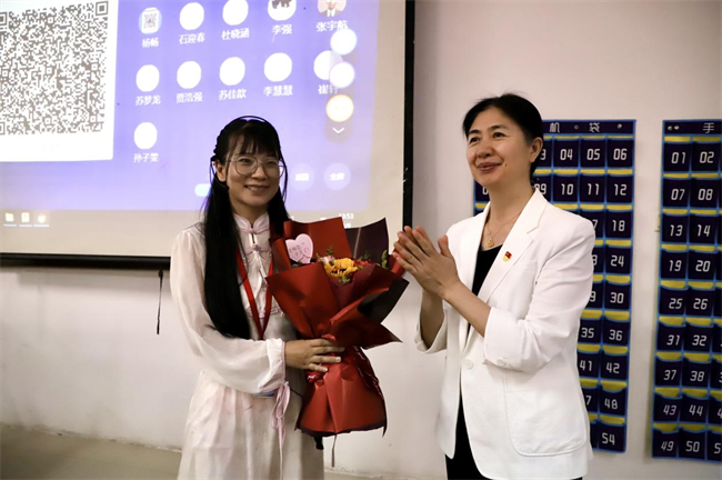 桃李芬芳意 关怀暖人心 --威廉体育williamhill校领导开展教师节走访慰问