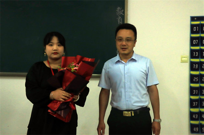 桃李芬芳意 关怀暖人心 --威廉体育williamhill校领导开展教师节走访慰问