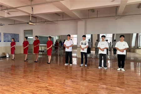 “解锁礼仪培训新境界”——威廉体育williamhill艺术学院“十项基本技能培训”