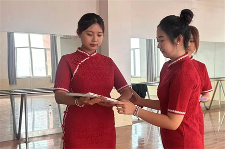 “解锁礼仪培训新境界”——威廉体育williamhill艺术学院“十项基本技能培训”