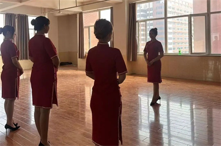 “解锁礼仪培训新境界”——威廉体育williamhill艺术学院“十项基本技能培训”