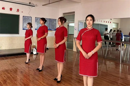 “解锁礼仪培训新境界”——威廉体育williamhill艺术学院“十项基本技能培训”