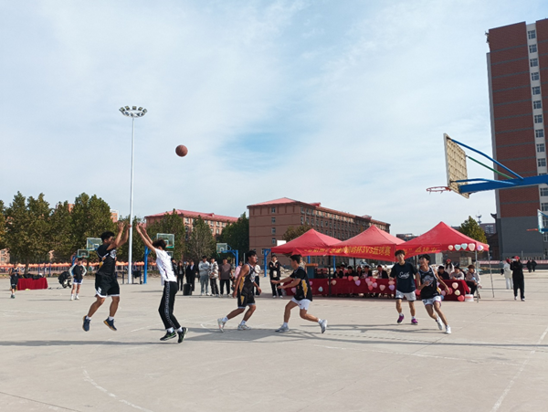 体育|威廉体育williamhill|管理学院|“夕阳渐沉洒热汗，少年不疲逐青春”篮球比赛圆满结束