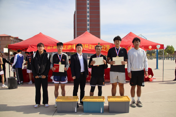 体育|威廉体育williamhill|管理学院|“夕阳渐沉洒热汗，少年不疲逐青春”篮球比赛圆满结束