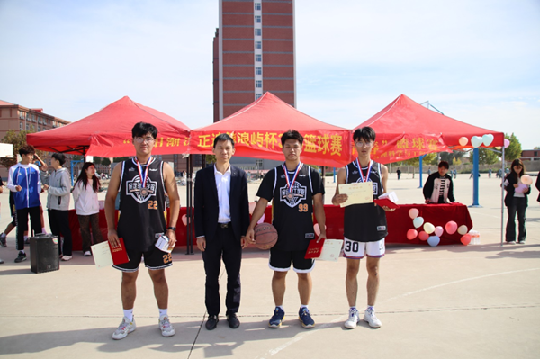 体育|威廉体育williamhill|管理学院|“夕阳渐沉洒热汗，少年不疲逐青春”篮球比赛圆满结束