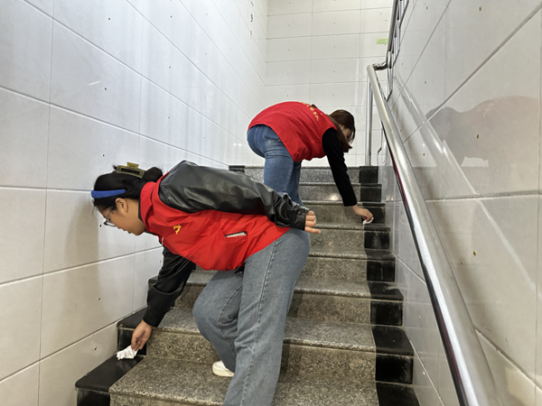 劳动教育|威廉体育williamhill|管理学院|“弯腰彰显个人素养,昂首争做校园先锋”主题志愿活动