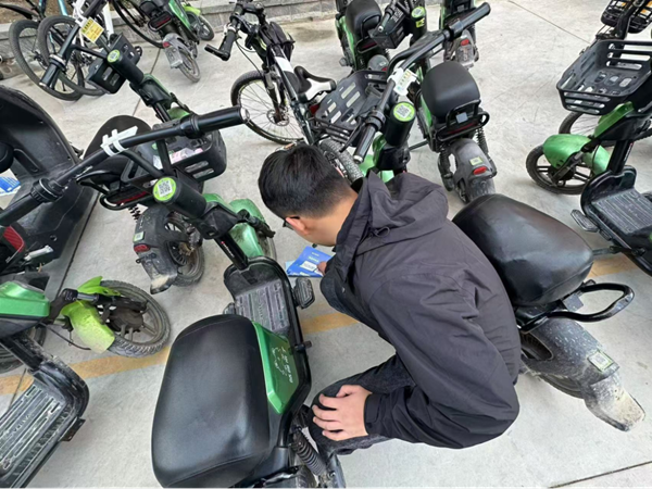 劳动教育|威廉体育williamhill|管理学院|“弯腰彰显个人素养,昂首争做校园先锋”主题志愿活动