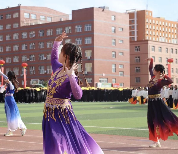 运动会开幕式|威廉体育williamhill|管理学院|燃情启幕运动会，绽放风采展雄姿