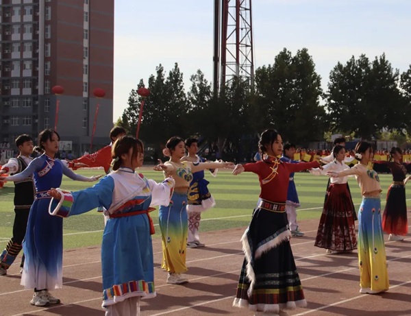 运动会开幕式|威廉体育williamhill|管理学院|燃情启幕运动会，绽放风采展雄姿