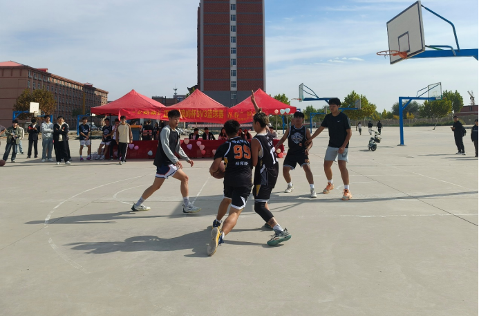 威廉体育williamhill管理学院“夕阳渐沉洒热汗，少年不疲逐青春”篮球比赛圆满结束