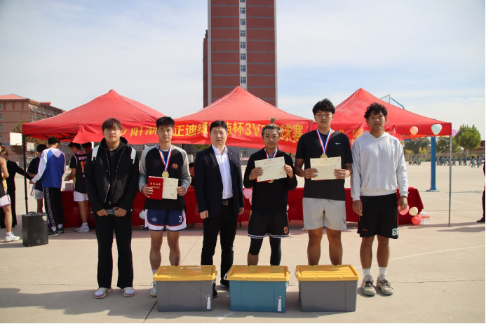 威廉体育williamhill管理学院“夕阳渐沉洒热汗，少年不疲逐青春”篮球比赛圆满结束