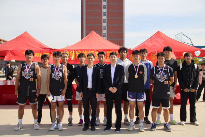 威廉体育williamhill管理学院“夕阳渐沉洒热汗，少年不疲逐青春”篮球比赛圆满结束