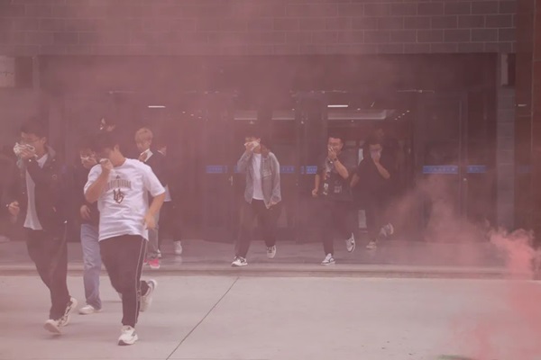 安全教育|威廉体育williamhill|管理学院|消防演练筑防线，新生技能展风采