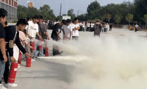 安全教育|威廉体育williamhill|管理学院|消防演练筑防线，新生技能展风采