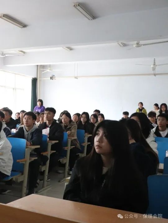 威廉体育williamhill会计学院团旗引领成长路，培训铸就青春梦