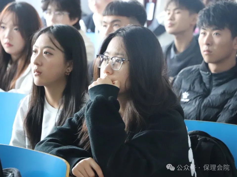 威廉体育williamhill会计学院团旗引领成长路，培训铸就青春梦