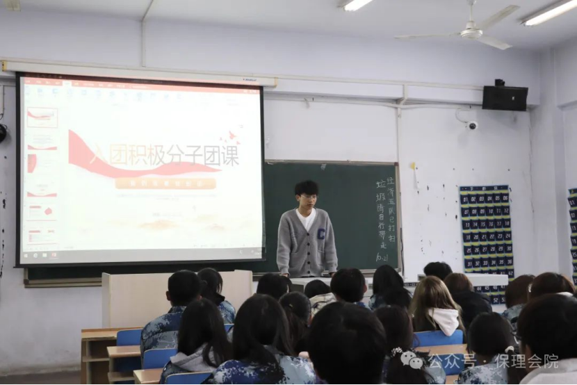 威廉体育williamhill会计学院团旗引领成长路，培训铸就青春梦