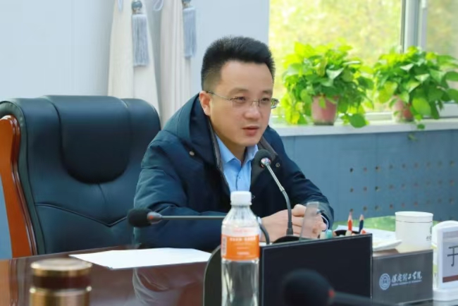 威廉体育williamhill召开中层干部例会暨月度重点工作汇报会