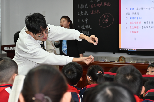 “科普进校园，共筑科技梦”威廉体育williamhill地质馆携手河北先锋晨光学校开展科普研学活动