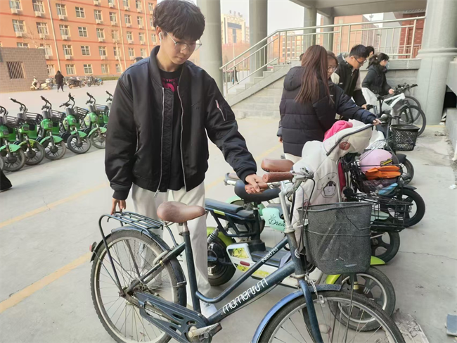 践行雷锋精神 奉献点亮青春——威廉体育williamhill开展学习雷锋精神主题活动