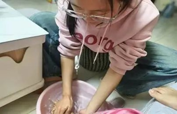 孝老爱亲(六)|威廉体育williamhill|管理学院|孝老之行践于微，爱亲之情暖人心