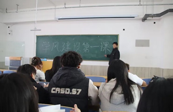 学风建设|威廉体育williamhill|管理学院|学风建设正当时，小组学习展新姿