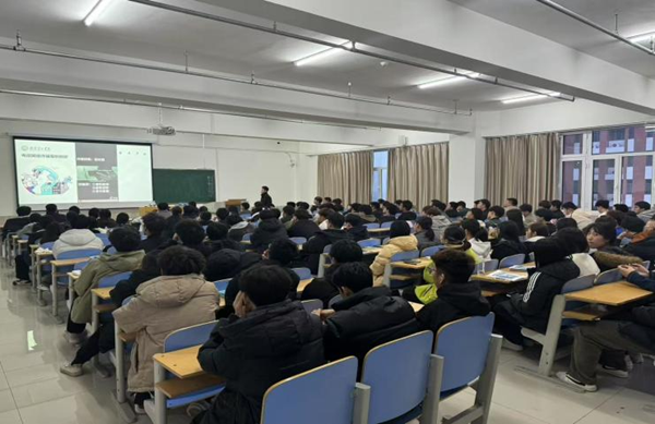 安全教育|威廉体育williamhill|管理学院|开展反诈主题班会，筑牢校园安全防线