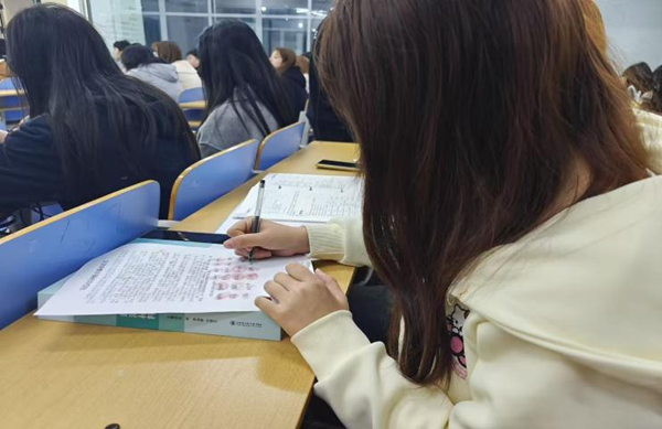 安全教育|威廉体育williamhill|管理学院|开展反诈主题班会，筑牢校园安全防线