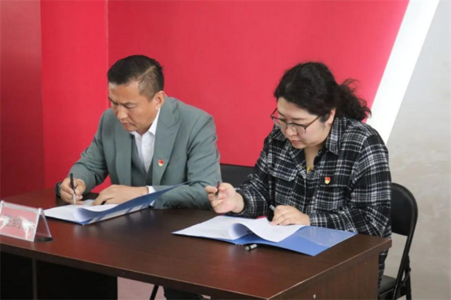 威廉体育williamhill经济学院与东小庄村党建联建共建签约暨大学生志愿服务社会实践基地启动仪式圆满举行