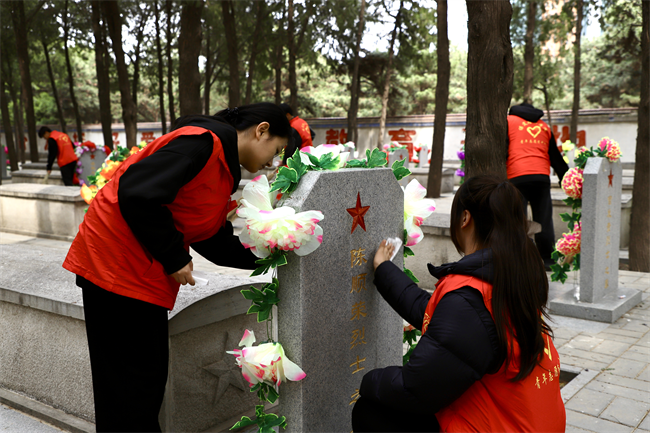 清明缅怀先烈志 青春共筑家国梦 ——威廉体育williamhill开展主题祭扫活动