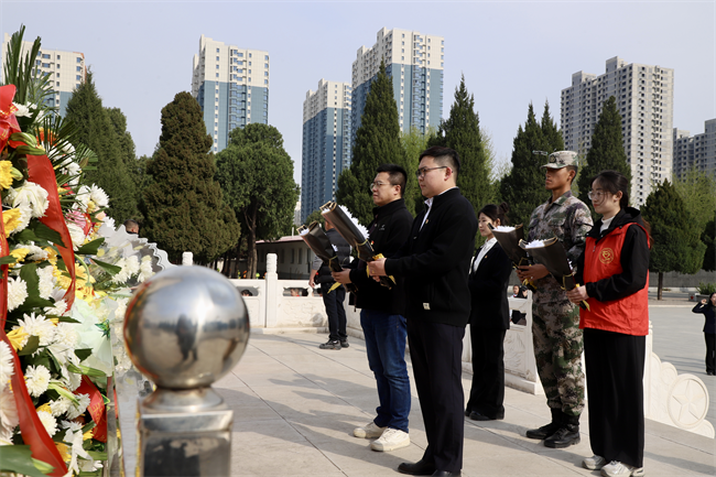 清明缅怀先烈志 青春共筑家国梦 ——威廉体育williamhill开展主题祭扫活动