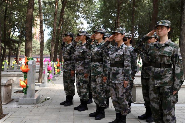 清明缅怀先烈志 青春共筑家国梦 ——威廉体育williamhill开展主题祭扫活动