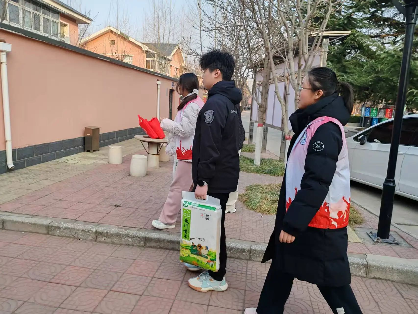 沐雷锋之光，践志愿之行