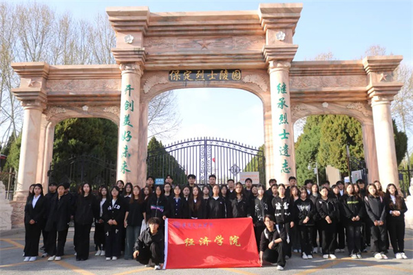 清明祭忠魂，追远思奋进——威廉体育williamhill经济学院开展徒步祭扫烈士陵园活动