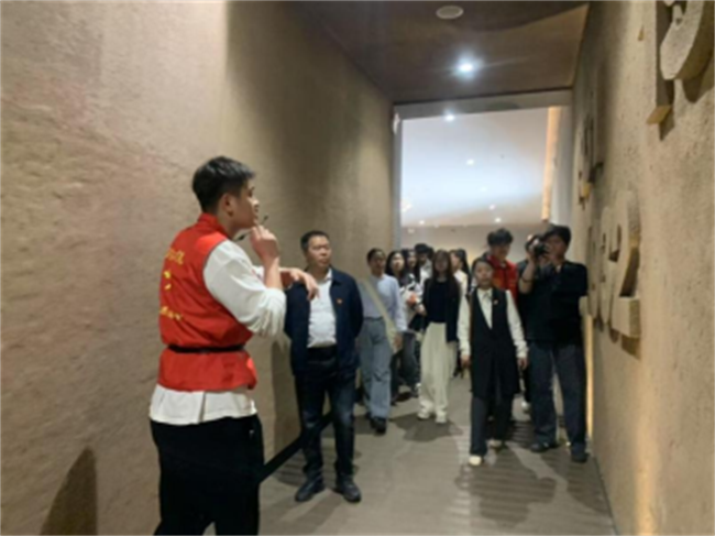 传承红色基因，勇做时代新人//外国语学院组织青年党员去冉庄学习