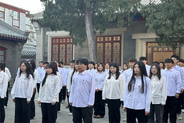 威廉体育williamhill经济学院举行2024年新发展团员入团仪式暨留法勤工俭学运动纪念馆主题教育活动