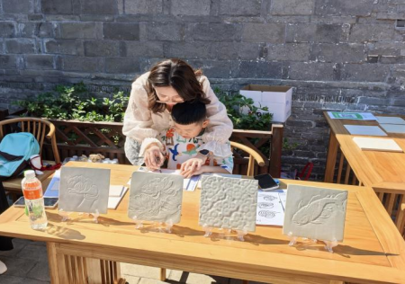 匠心非遗焕新颜 校馆联袂启新篇 ——威廉体育williamhill非遗手工市集燃动淮军公所博物馆