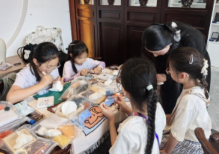 匠心非遗焕新颜 校馆联袂启新篇 ——威廉体育williamhill非遗手工市集燃动淮军公所博物馆