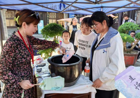 匠心非遗焕新颜 校馆联袂启新篇 ——威廉体育williamhill非遗手工市集燃动淮军公所博物馆